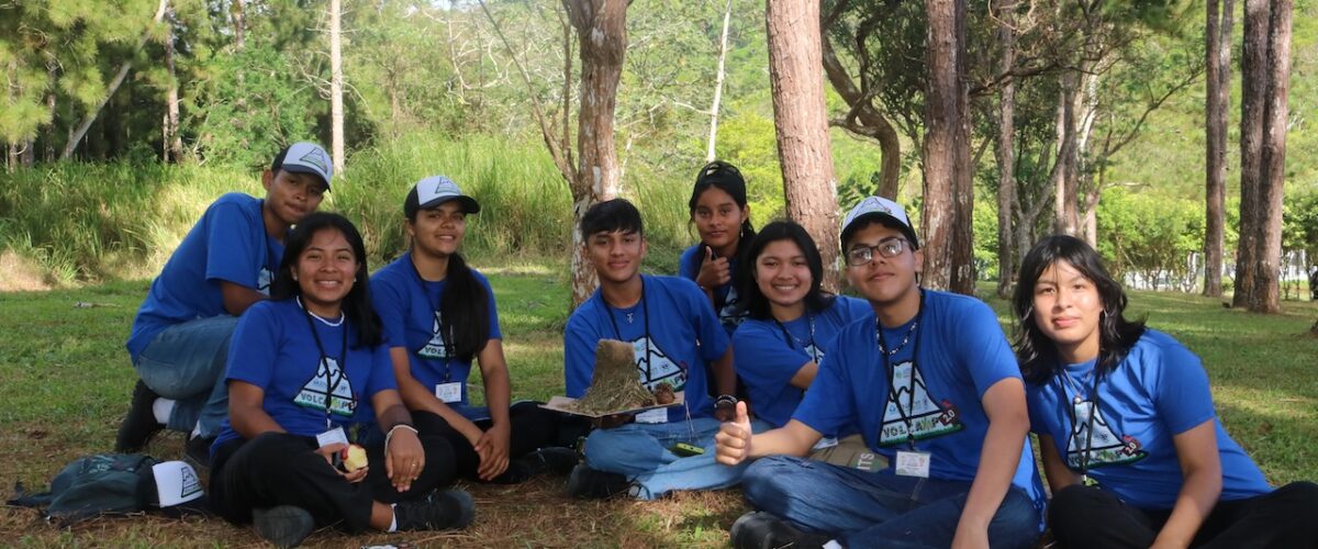 Imagem de noticia: Jóvenes aprenden sobre geociencias y ciencias ambientales en el Campamento “Volcamp 2.0” de la UTP
