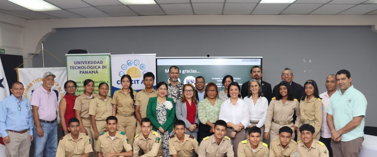 Imagem de noticia: Concluye exitosamente proyecto educativo que promovió la agricultura vertical en ambiente controlado en dos IPT Agropecuarios del país