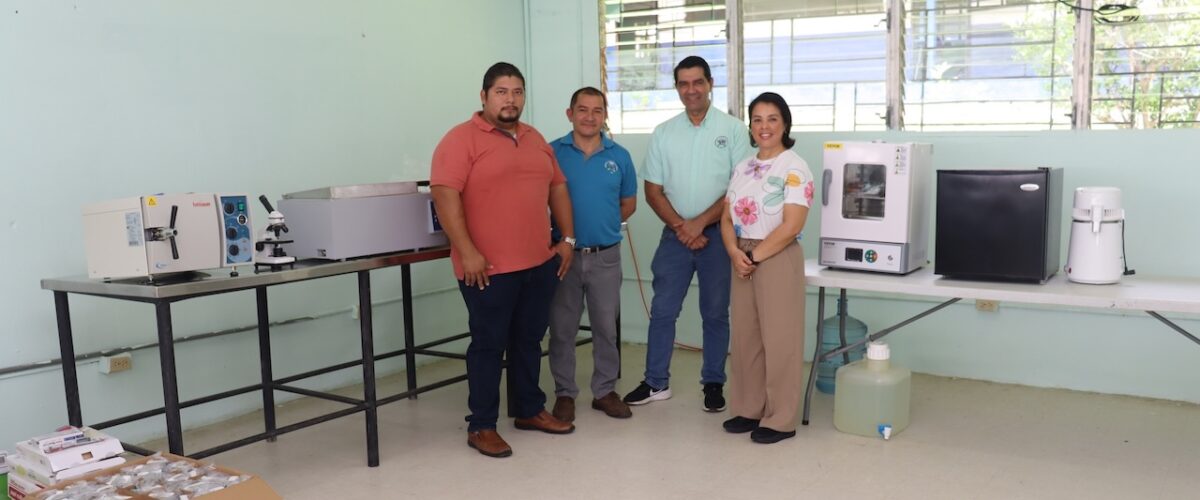 Imagem de noticia: Promueven la inocuidad alimentaria a nivel de educación media con la instalación de laboratorios de microbiología en tres IPT Agropecuarios del país