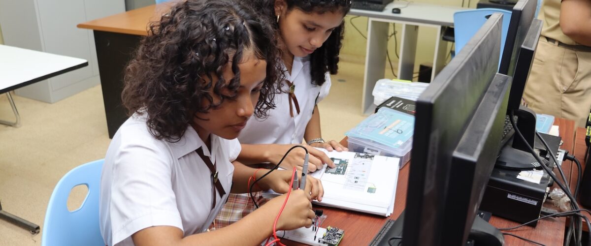 Imagem de noticia: Proyecto educativo de la UTP fortalece capacidades tecnológicas y de emprendimiento de jóvenes mujeres en STEM